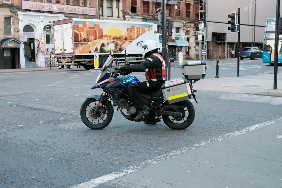 Welche Rolle spielt das Wetter beim Motorradfahren und wie bereite ich mich darauf vor?